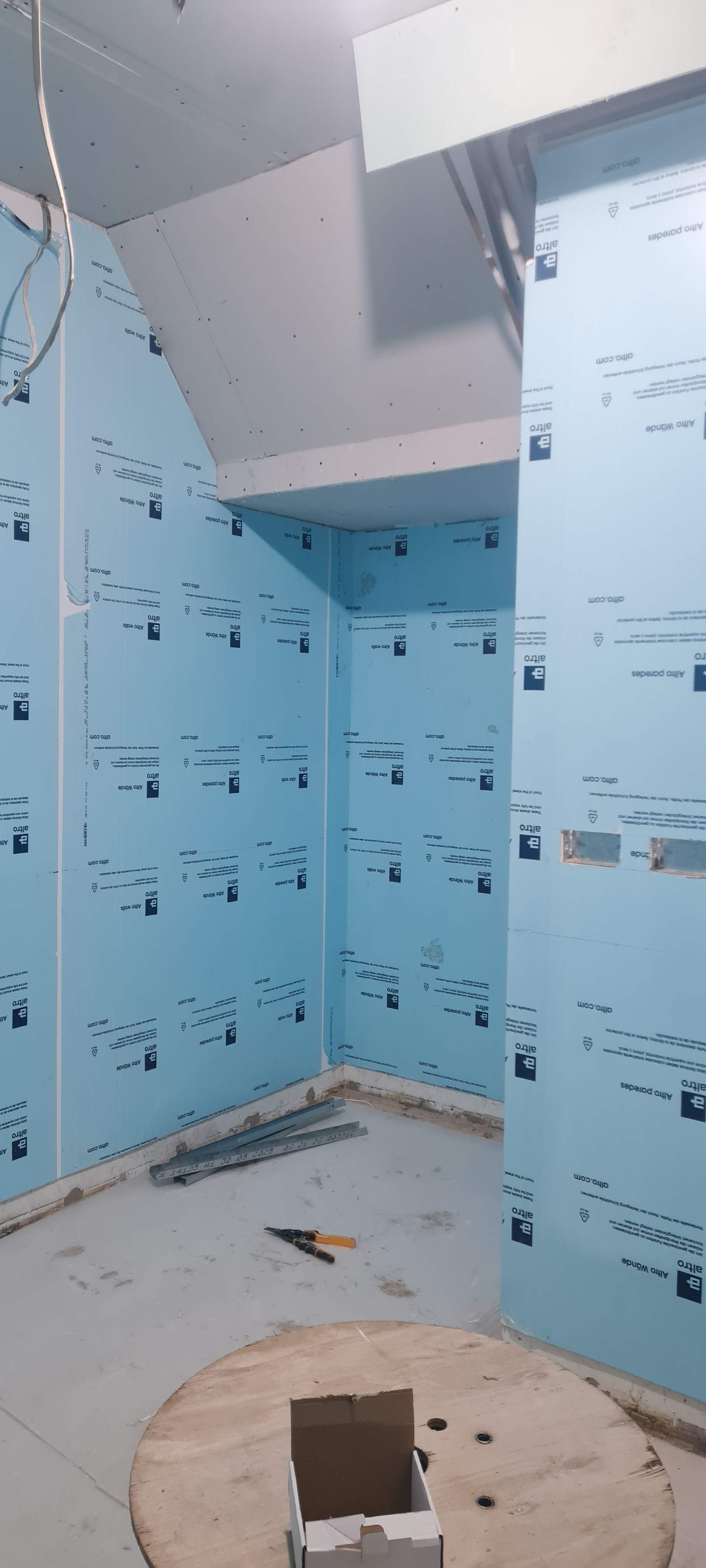 Seamless hygienic wall cladding